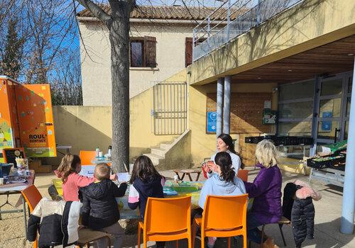 Groupe de personnes autour d'une table qui 