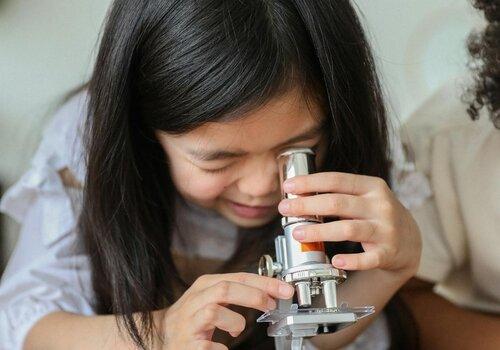 microscope-fille-fete-science-2024-aubusson