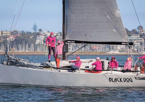 Equipage féminin faisant route vers la ligne de départ de la régate