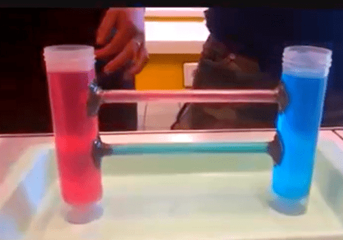 Expérience présentant 2 tubes colorés reliés entre eux