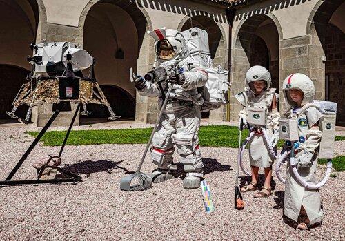 Reconstitution du site d'alunissage de la mission APOLLO 15 avec 2 enfants revêtus de combinaisons lunaires aidant Dave SCOTT à récolter des échantillons