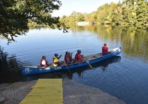 Groupe de personnes sur un dragon boat