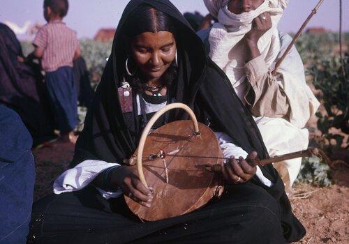 Fonds Marceau Gast - Ahaggar - Réalité musicale dans l'Ahaggar - Joueuse d’imzad, Tamesna, Niger, 1967, Médiathèque de la Maison méditerranéenne des sciences de l’homme, hal- 02528426, CC-BY-NC-ND