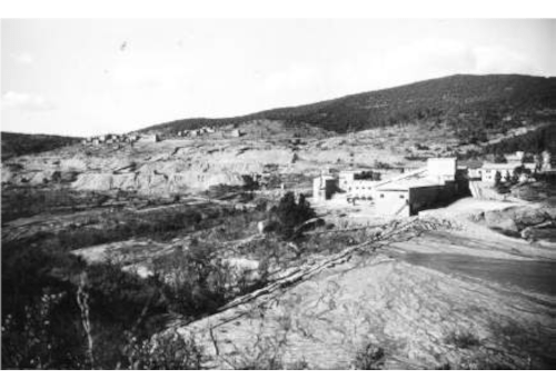 Le hameau de Carnoulès en 1959, vue de l'usine et de la mine à ciel ouvert.(Arch. DREAL 5.4.9)