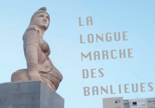 Affiche du film « La longue marche des banlieues » réalisé par Jil Servant et écrit par Erwan Ruty (2023). On y voit une statue et des bâtiments.