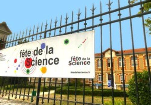 Vue de l'INSPé depuis la rue. Sur la grille est suspendu un caliquot présentant la Fête de la Science.