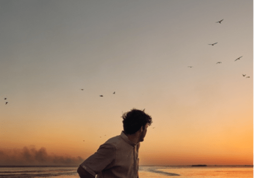 Homme sur une barque dans les marais d’Hawizeh