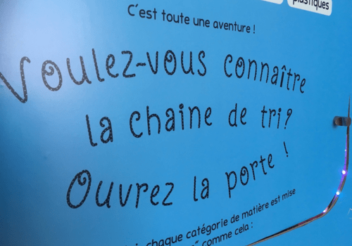 Visuel d'un panneau, lisant "Voulez-vous connaitre la chaîne du tri ? Ouvrez la porte"