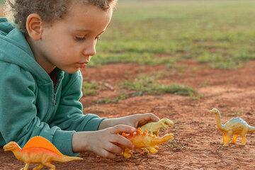 enfant jouant dinosaure