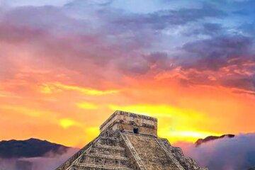 pyramide inca et ciel rougeoyant