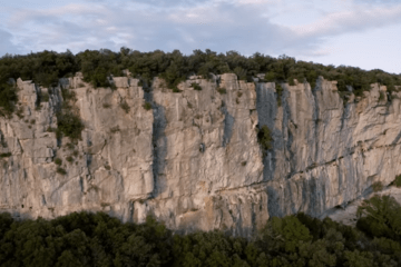 Falaise et grimpeur