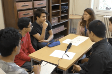 Photo d'un groupe de 5 lycéens en train de discuter avec une scientifique