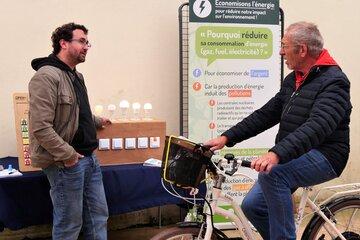 Atelier Cap sur les watts avec un homme qui s'essaye au vélo de l'énergie