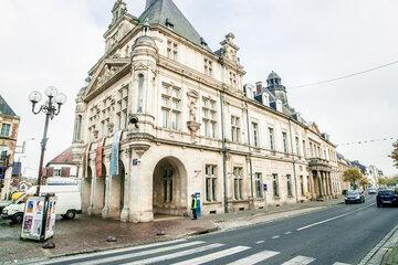 Vue sur l'hôtel de ville qui accueille le musée Alfred Danicourt.ourt et l'exposition.