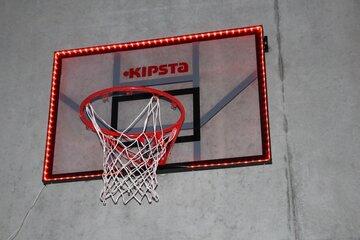Panier de basketball équipé de LEDs
