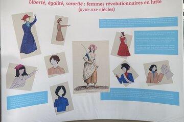 Premier panneau de l'exposition "Liberté, égalité, sororité" avec diverse image de femmes de l'époque ainsi que des textes descriptifs.