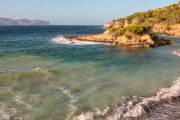 Photo de plage italien teinté de jaune par soleil couchant