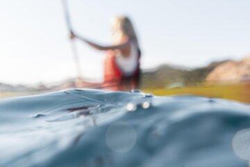 Kayak sur l'eau flouté