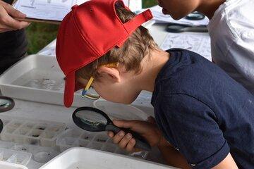 enfant avec loupe