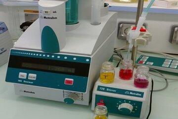 Appareil de dosage automatique en laboratoire de chimie : la variation de couleur dans les flacons reflète l’avancement du dosage de métaux. 