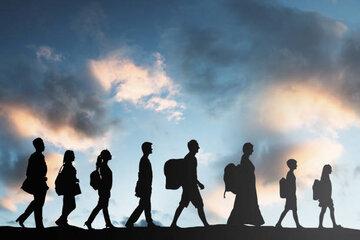 Groupe de personne avec des sacs, marchant à la file indienne dans la même direction