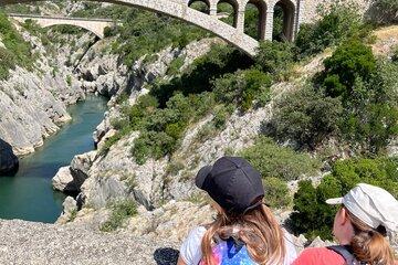 Deux enfants regardant le pont du diable et l'Hérault