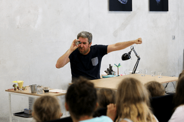 Comédien durant le spectacle "Le Super-Pouvoir de l'Eau".