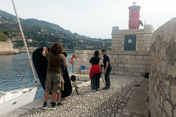 Artiste photographe qui accompagne des enfants sur la réalisation de photos