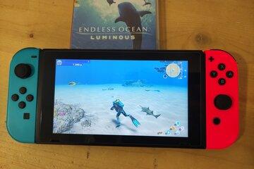 Une console switch sur laquelle joue le jeu vidéo « Endless Ocean Luminous »