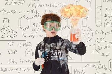 Un enfant en pleine expérience de chimie