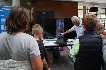 Présentation sur le béton devant un public scolaire