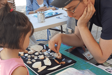 Un médiateur scientifique en train d'animer le stand