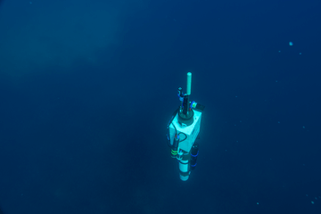 Photo d'un flotteur profileur dans l'eau, robot sous-marin d'observation scientifique