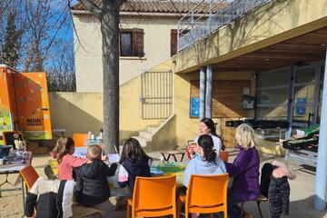 Groupe de personnes autour d'une table qui 