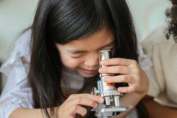 microscope-fille-fete-science-2024-aubusson