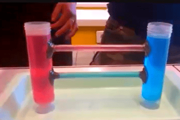 Expérience présentant 2 tubes colorés reliés entre eux