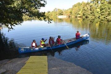 Groupe de personnes sur un dragon boat