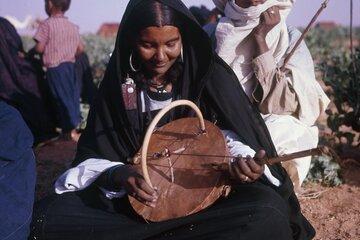 Fonds Marceau Gast - Ahaggar - Réalité musicale dans l'Ahaggar - Joueuse d’imzad, Tamesna, Niger, 1967, Médiathèque de la Maison méditerranéenne des sciences de l’homme, hal- 02528426, CC-BY-NC-ND