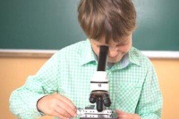 enfant regardant dans un microscope