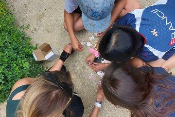 Enfants photogrpahiés en plongée en train de faire un puzzle sur le so