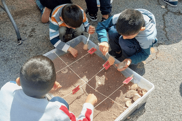 enfants qui fouillent à la recherche de fossiles