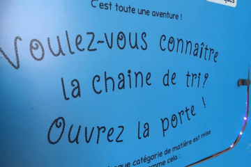 Visuel d'un panneau, lisant "Voulez-vous connaitre la chaîne du tri ? Ouvrez la porte"