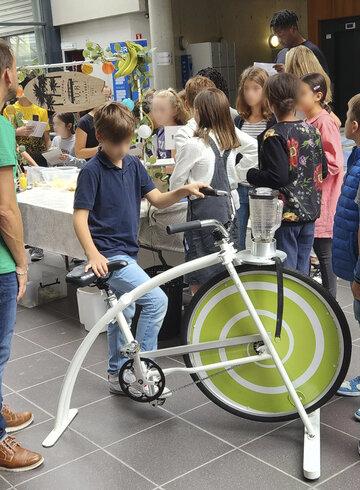 Public en animation au village des sciences